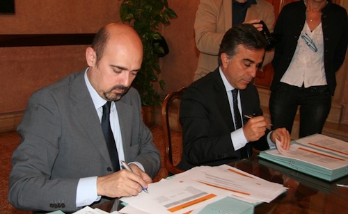 La firma dell'accordo: a sinistra l'assessore Manzato e a destra il presidente Ismea, Arturo Semerari