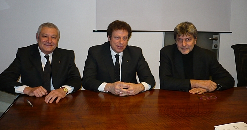 I firmatari dell'accordo, da sinistra: Marco Melosi dell'Anmvi, Gaetano Penocchio dello Fnovi e Nino Andena dell'Aia