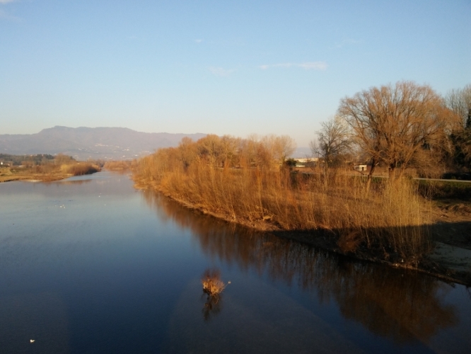 Un tratto del fiume Serchio nei pressi di Lucca
