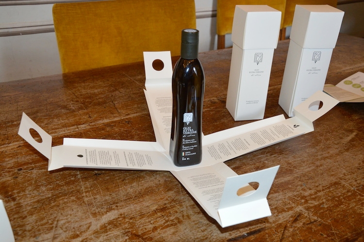 Flow è una particolare bottiglia destinata all’extravergine di oliva 100% made in Italy, disegnata da tre studentesse dello Ied Milano