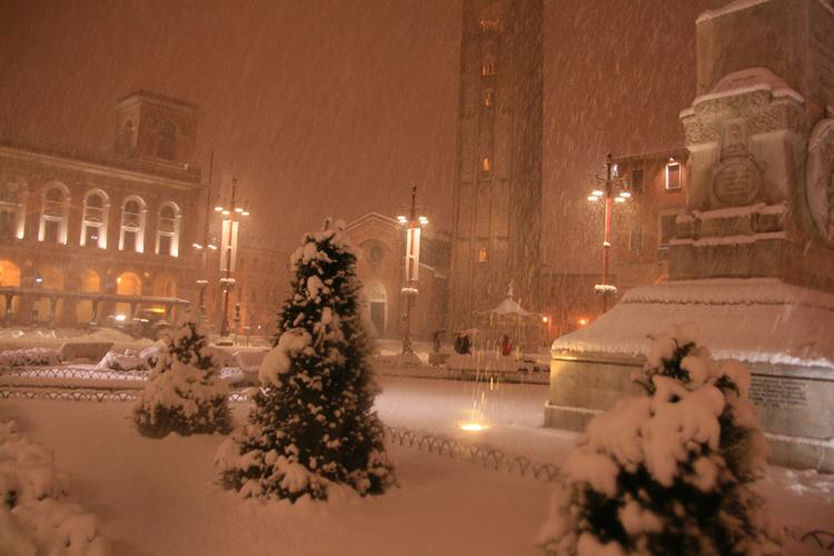 In foto: piazza Saffi a Forlì imbiancata dalla neve