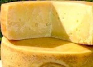 Il 'Nostrano Valtrompia' Dop è semigrasso a pasta extra dura, prodotto tutto l'anno, a partire da latte crudo con l’aggiunta di zafferano