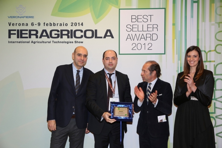 Marco Mazzaferri, business director New Holland Italia, ritira il premio Best Seller Award