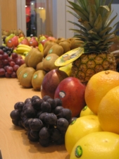 Una composizione di frutta in esposizione al Macfrut di Cesena