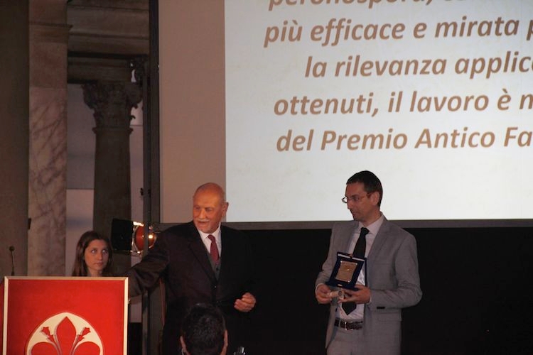 Gabriele Di Gaspero riceve il premio dal presidente dell'Accademica dei Georgofili Giampiero Maracchi