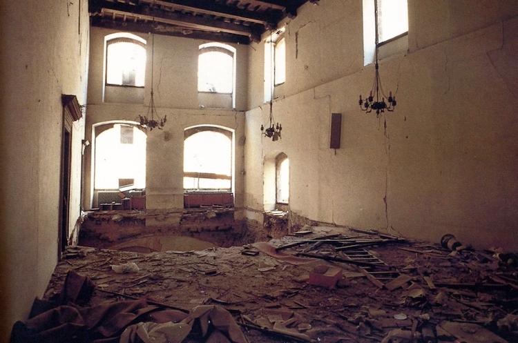 Il salone delle adunanze dopo la bomba