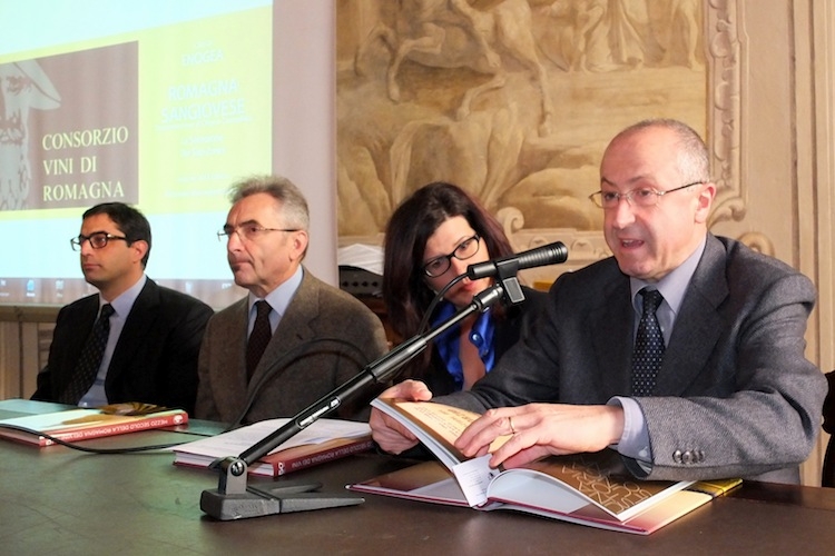 Giordano Zinzani durante la presentazione del volume 