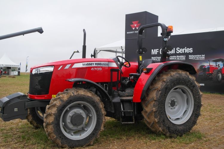 Global Tractor MF 4709 al Vision of the Future