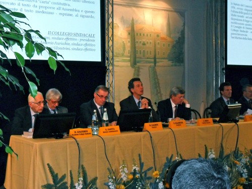Un momento dell'assemblea durante l'intervento del presidente Nicola Cesare Baldrighi (il quarto partendo da sinistra)