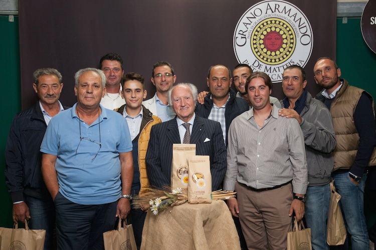 Una foto recente del presidente della De Matteis, Armando De Matteis, con un gruppo di agricoltori che forniscono il grano al pastificio nel quadro del contratto di filiera 