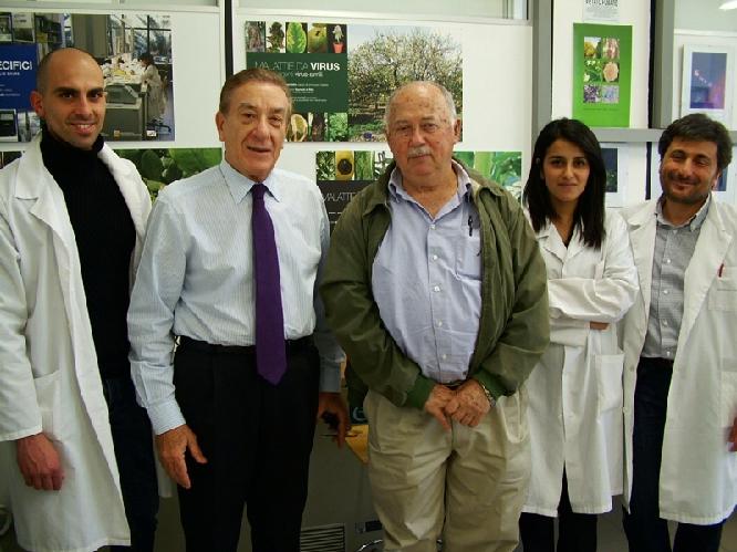 Il professor Moshe Bar Joseph e l'equipe di ricerca del Parco scientifico della Sicilia