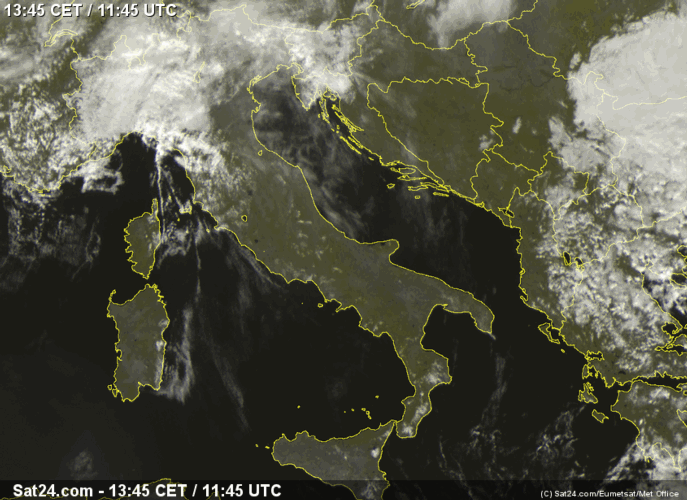 L'immagine satellitare evidenzia le chiare linee di convergenza sul Mar Ligure