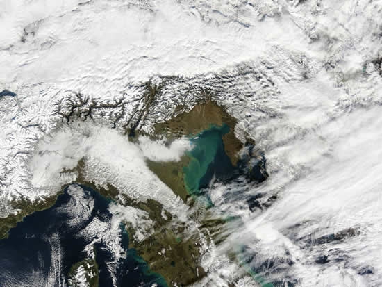 L'ultima immagine del satellite Terra mostra l'abbondante innevamento sulle pianure del Nord
