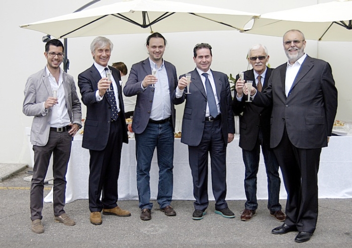 Il brindisi inaugurale con (da sinistra) Stefano Calderoni, Paolo Bruni, Alan Fabbri, Alan Ferri, Mario Brina e Franco Elmi