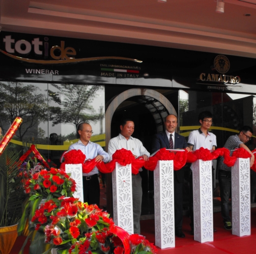 Il momento dell'inaugurazione del wine bar a Xiaem