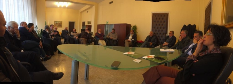 In foto un'immagine dell'incontro di Palermo tra l'assessore Bandiera e la delegazione di Distretto agrumi