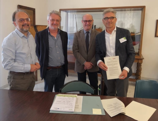 La sigla del protocollo d'intesa: da sinistra Francesco Mantino, Teodoro Cardi, Roberto Henke e Tiberio Rabboni