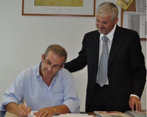 Da sinistra: Luigi Barcellesi, amministratore delegato di Isagri Srl e Ivano Valmori, co-fondatore di Image Line, al momento della firma dell'accordo per la distribuzione di Fitogest software