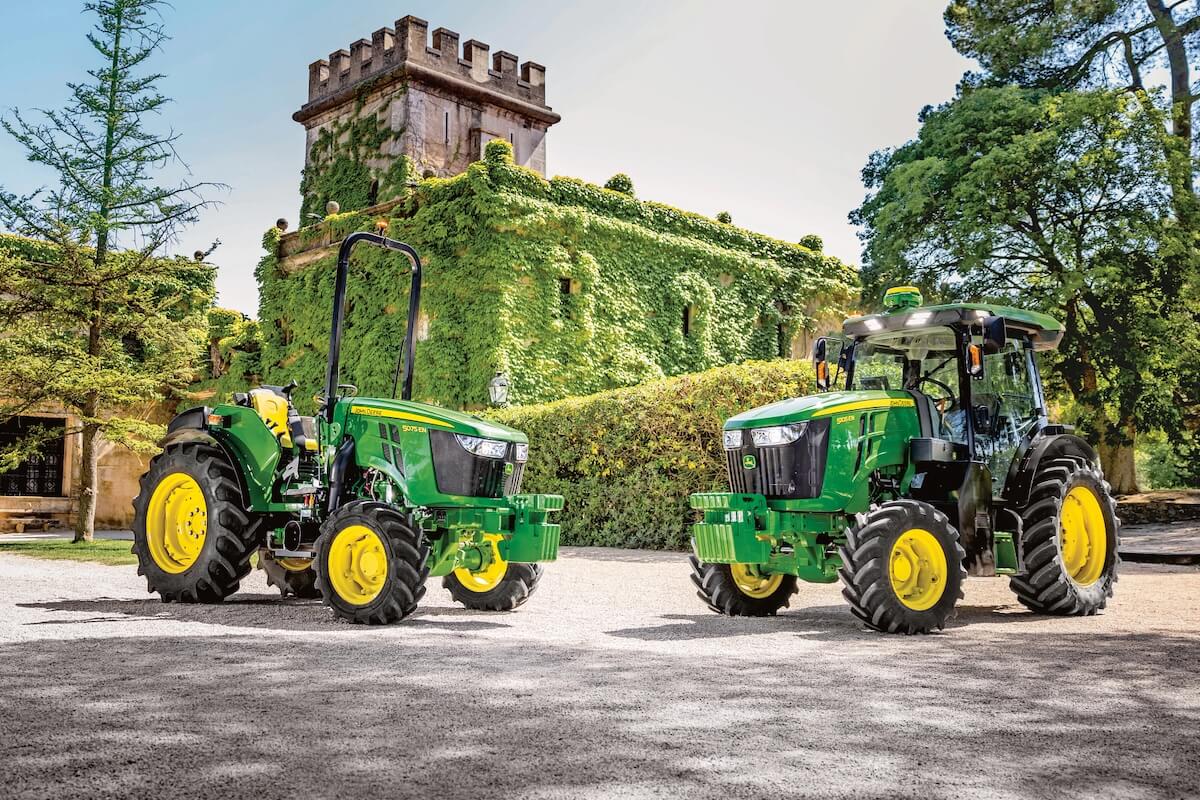 I modelli 5075EN piattaformato e 5105EN cabinato della nuova gamma di trattori specializzati 5EN di John Deere