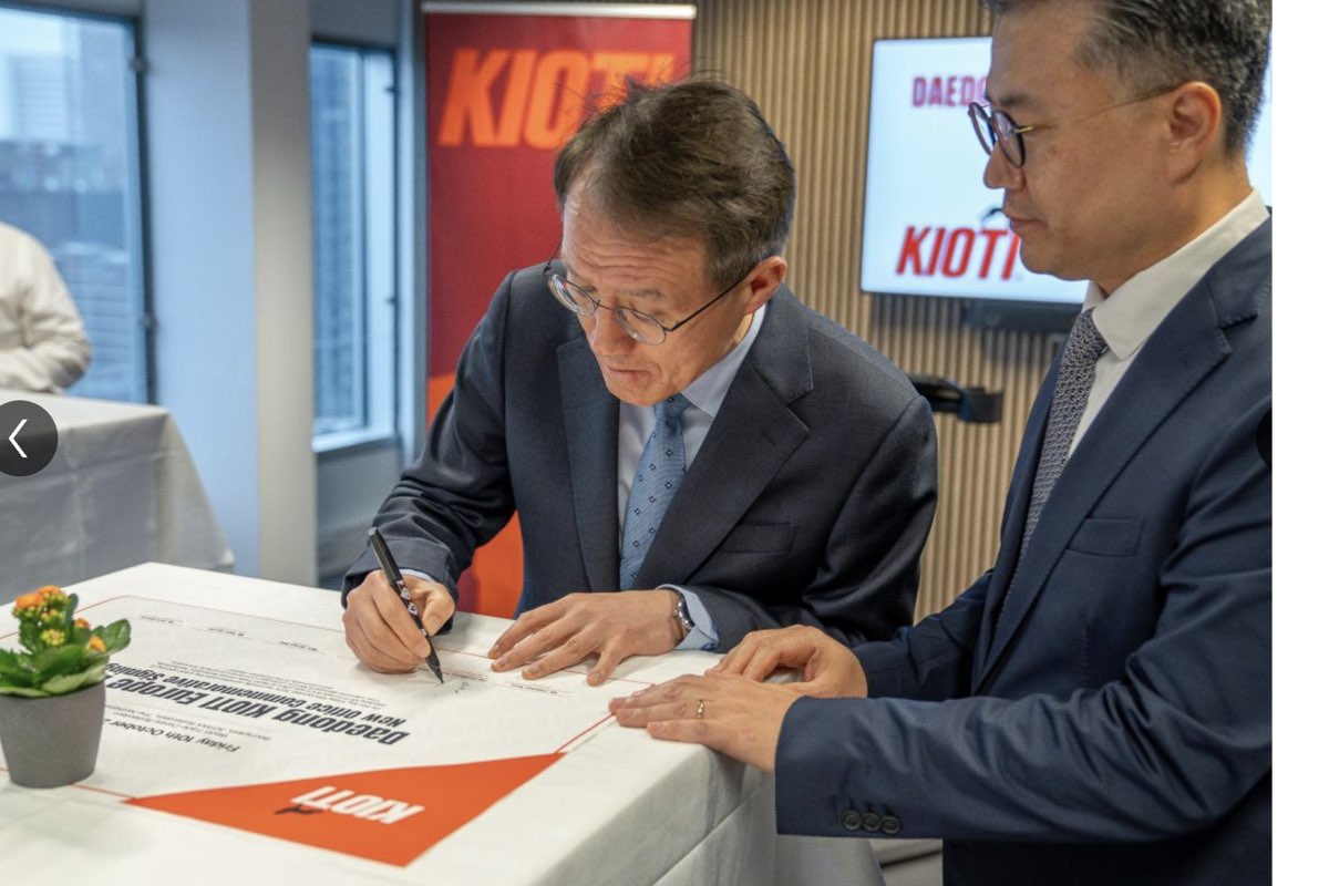 Seok in Hong, ambasciatore coreano nei Paesi Bassi, e Chiwhan Yoon, presidente e ceo di Kioti Europa, alla firma ufficiale