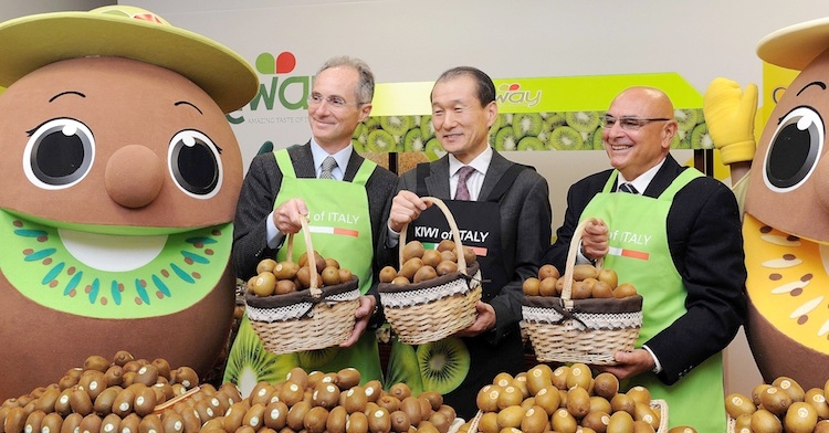  Insieme al Ceo di E-Mart, l'ambasciatore italiano Sergio Mercuri e i rappresentanti Ice di Seul