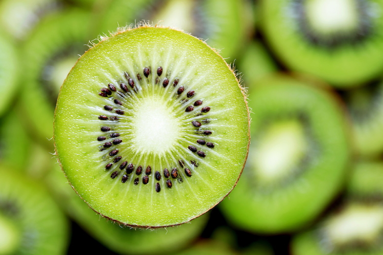 Kiwi, un frutto perfetto per gli sportivi e per le persone che vogliono alimentarsi in modo sano (Foto di archivio)