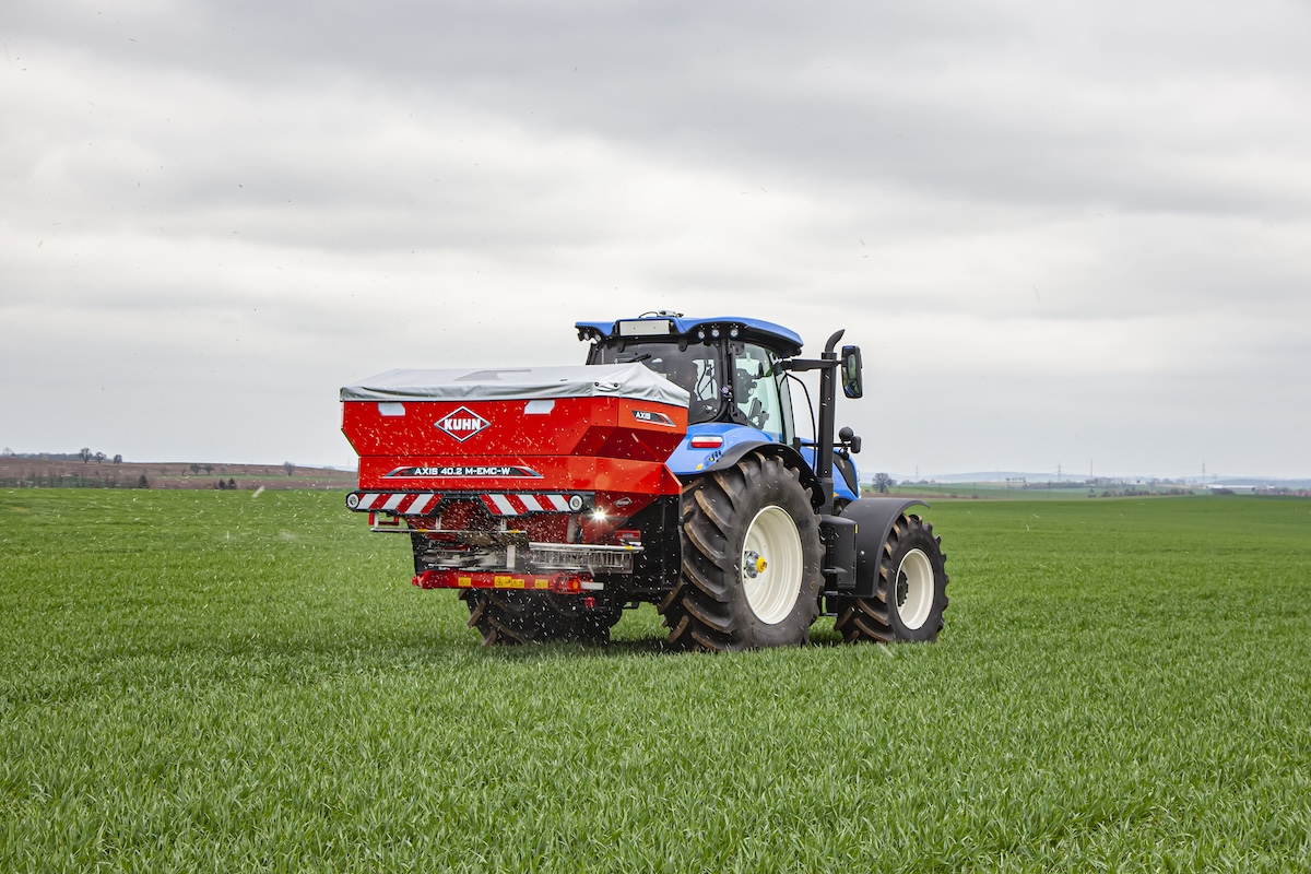 KUHN Axis 40.2 con EMC e Isobus efficiente nella concimazione in risaia
