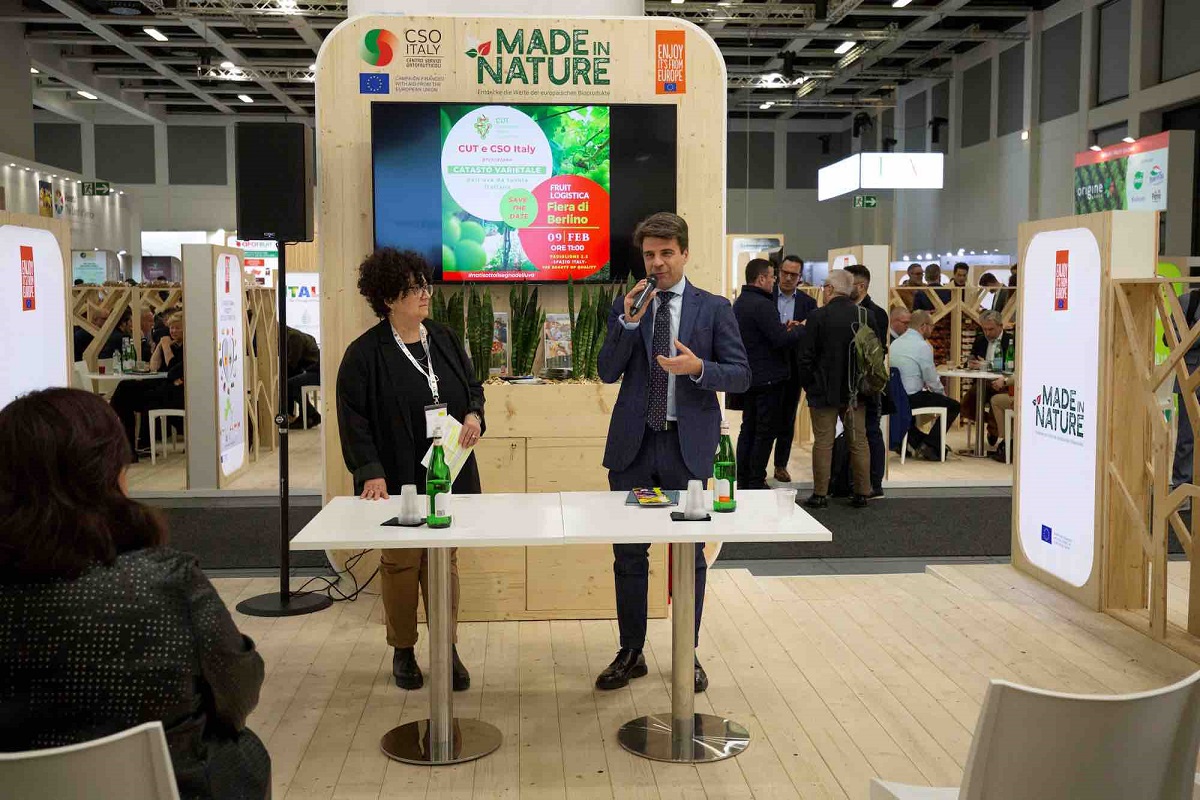 Il presidente di Cut, Massimiliano Del Core, e la direttrice di Cso Italy, Elisa Macchi, mentre presentano il Catasto Uva da Tavola a Fruit Logistica