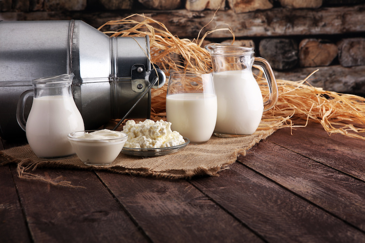 latte-brocca-bicchiere-prodotti-lattiero-caseari-by-beats-adobe-stock-750x500.jpeg