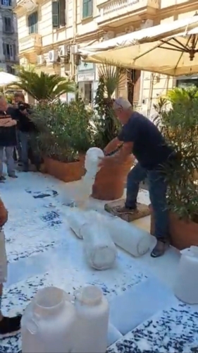 In foto un momento della manifestazione di Napoli, il latte viene versato sul selciato