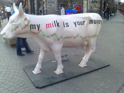 Il mio latte è il tuo denaro, recita la scritta su questa riproduzione di vacca esposta per le vie di Milano. Era vero sino a qualche tempo fa. Con gli attuali prezzi del latte per gli allevatori ci sono solo perdite