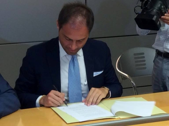 Il presidente di Confagricoltura Taranto Lazzàro mentre firma il protocollo d'intesa con il rettore Antonio Uricchio