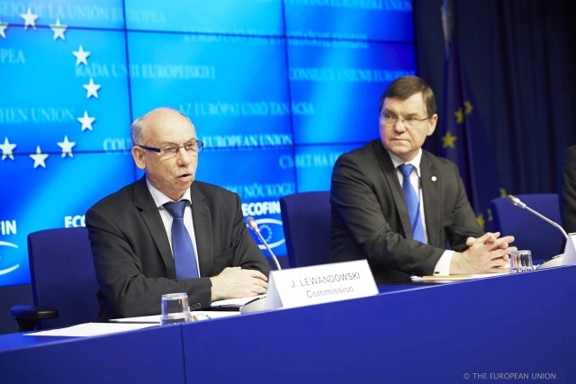 Da sinistra: Janusz Lewandowski, membro della Commissione europea e Algimantas Rimkunas, vice ministro delle Finanze lituano