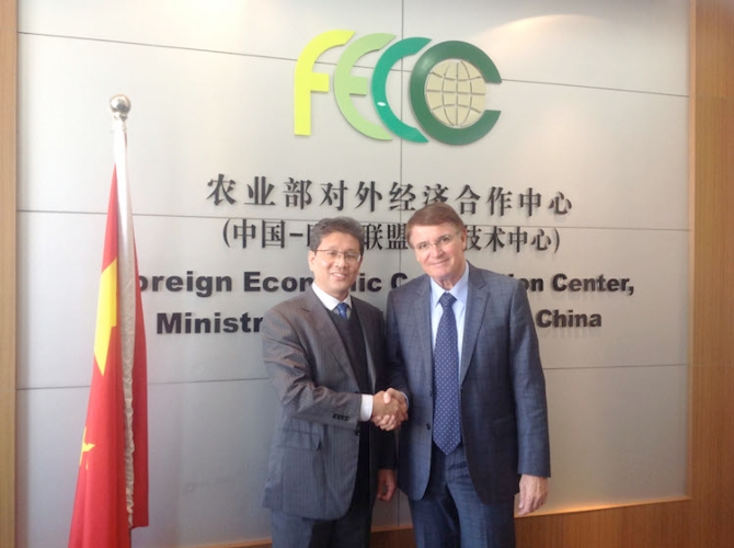 Da sinistra: Li Chi, direttore della divisione Exibition del Foreign economic cooperation Center a Pechino, e Renzo Piraccini presidente di Cesena Fiera