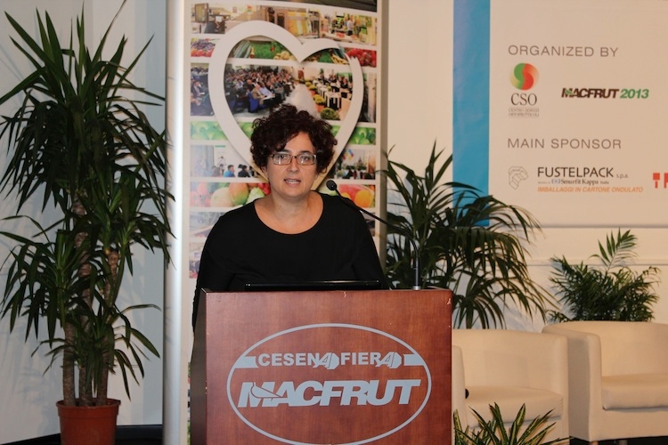 Elisa Macchi, direttore Cso in un momento del convegno del kiwi all'anteprima di Macfrut 2013