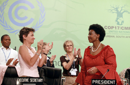 A destra Maite Nkoana-Mashabane, ministro sudafricano per gli Affari esteri e presidente del COP17 (©AFP / RAJESH JANTILAL)