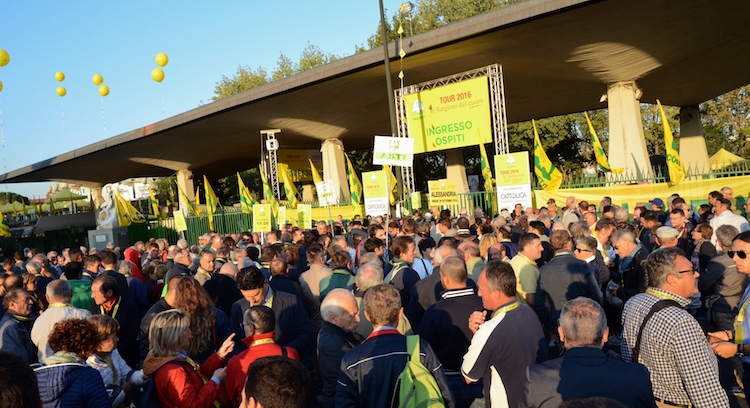 Gli imprenditori agricoli di Coldiretti ai cancelli del Mandela Forum di Firenze partecipano alla mobilitazione per salvare l’olio d’oliva made in Italy
