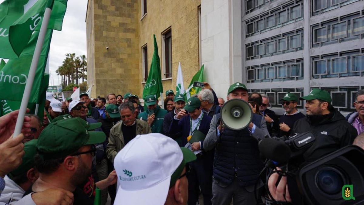 Il presidente di Confagricoltura Puglia Luca Lazzàro (in foto col megafono) annuncia ai manifestanti la consegna della piattaforma rivendicativa dell'Organizzazione all'assessore all'Agricoltura Donato Pentassuglia