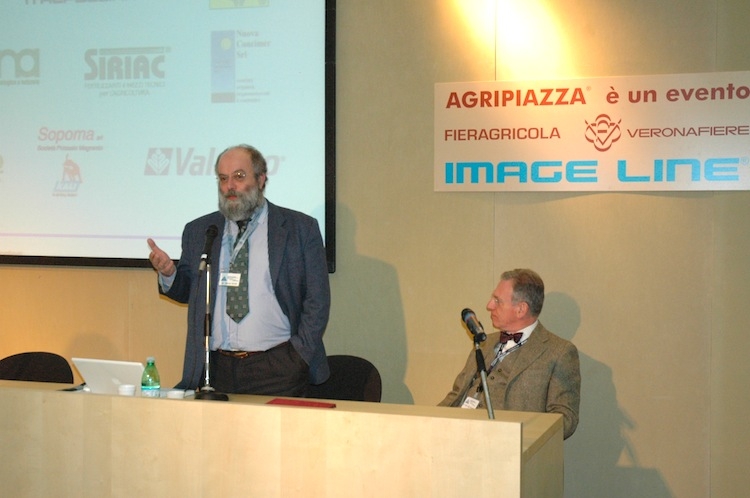 Marino Perelli, in piedi, di fianco al collega Pier Luigi Graziano, durante un momento della consegna del Premio di laurea Arvan dedicato agli studenti universitari