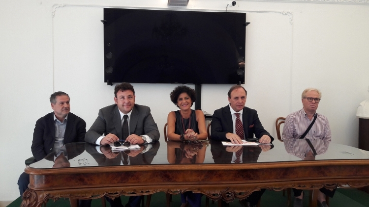 Un momento della conferenza stampa di ieri, al centro della foto Federica Argentati, presidente di Distretto Agrumi Sicilia