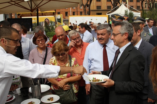 Nella foto: il ministro Mario Catania e il presidente di Unaproa Ambrogio De Ponti allo stand