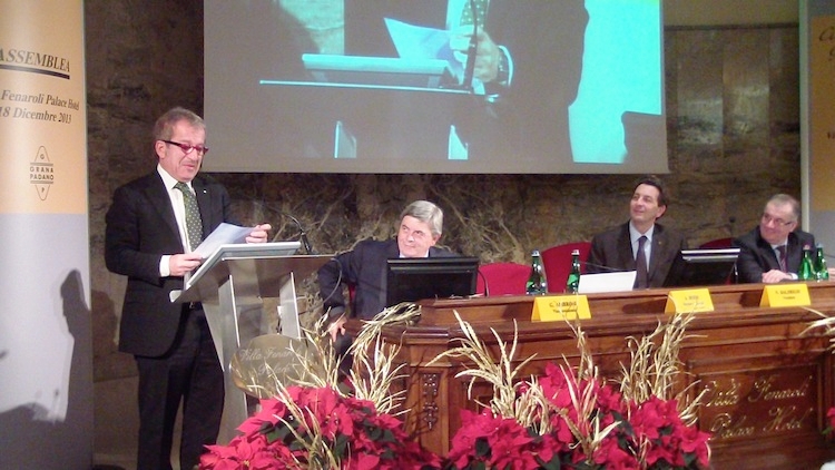 Un momento dell'intervento dl governatore della Regione Lombardia Maroni all'assemblea