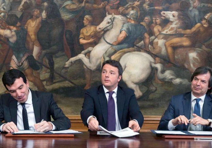 Il ministro Maurizio Martina insieme al presidente del consiglio Matteo Renzi (al centro) e a Carlo Messina (a destra)