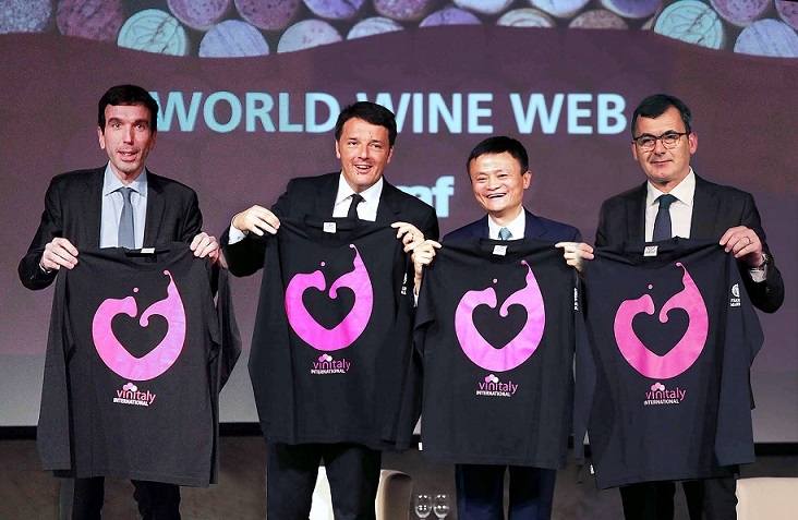Da sinistra a destra: il ministro Martina, il premier Renzi, il numero uno di Alibaba Jack Ma e il presidente di Veronafiere Danese