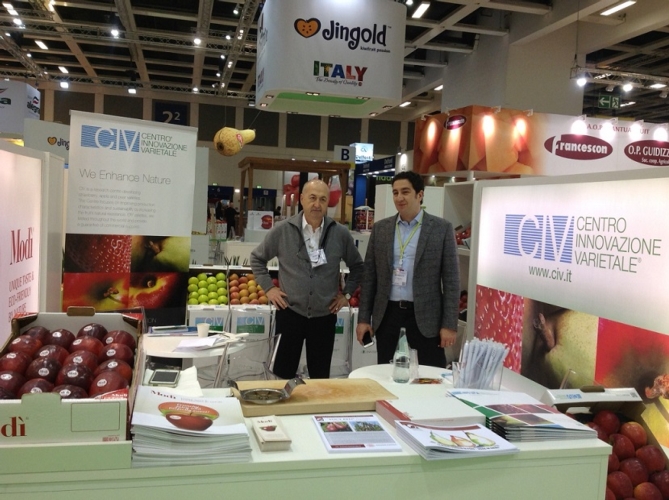 A Fruit Logistica, a sinistra il responsabile R&D del Civ Alessio Martinelli e a destra il presidente del consorzio Pier Filippo Tagliani