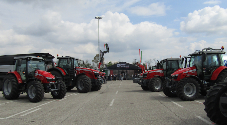 Alcuni dei trattori Massey Ferguson protagonisti del MF eXperience tour