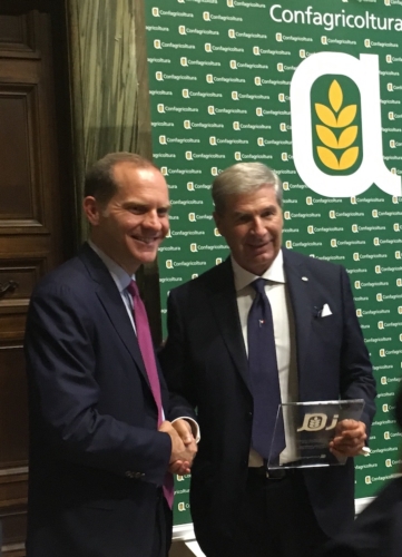 A sinistra il presidente di Confagricoltura Massimiliano Giansanti durante la consegna del premio a Mario Vigo dell'azienda agricola Folli