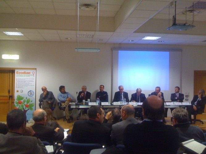 Un momento della tavola rotonda organizzata da Isagro Italia e Novamont; fra i presenti, esponenti di cooperative ortofrutticole, distribuzione organizzata e istituzioni