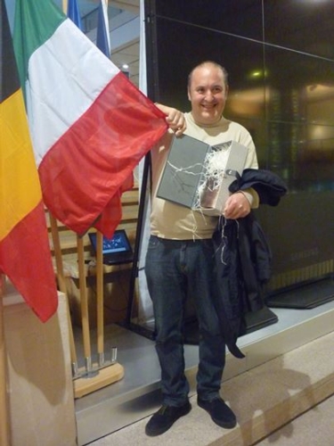  Andrea Mazzaro mostra il trofeo conseguito dal suo allevamento