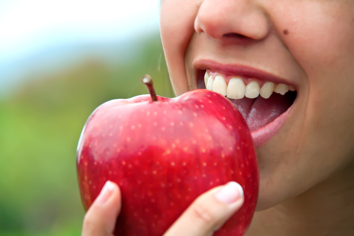 La mela contiene pectina che riduce la necessità di assumere zuccheri